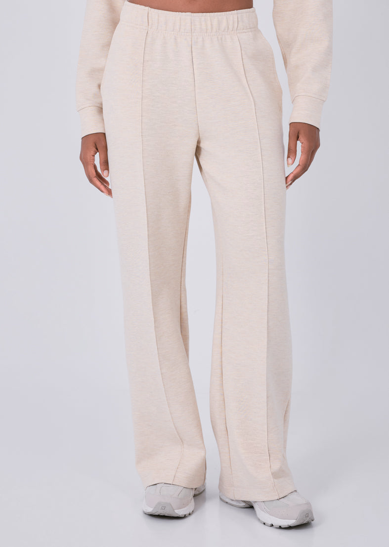 بنطال قصير بقصّة مستقيمة من تشكيلة أول أراوند لاونج باللون البيج الفاتح المائل إلى الرمادي